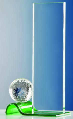 Trophäe, Optiwhiteglas mit Glasgolfball auf grün gebogener Glasplatte