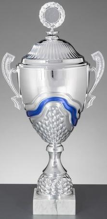 Pokal, groß, silberfarben mit blau, Henkel mit Deckel, auf hellem Marmorsockel