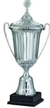 Pokal, silberfarben, seitliche Henkel, mit Deckel, auf schwarzem Holzsockel