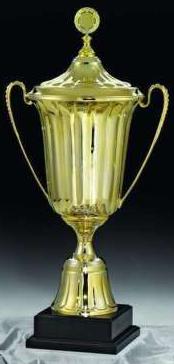 Pokal, goldfarben, seitliche Henkel, mit Deckel, auf schwarzem Holzsockel