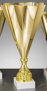 Pokal, metallisiert, goldfarben, gefaltet, auf hellem Marmorsockel