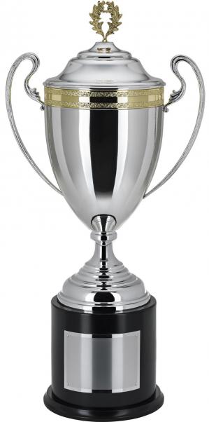 Pokal, versilbert, goldfarbene Bordüre und Deckelfahne, Deckel, Henkel, Holzsockel