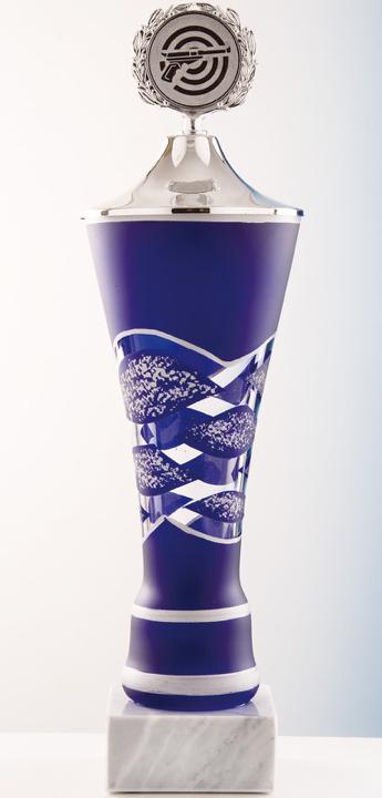 Pokal, Klarglas, konisch, blau handbemalt, silberfarbene Ringe, Deckel mit Fahne