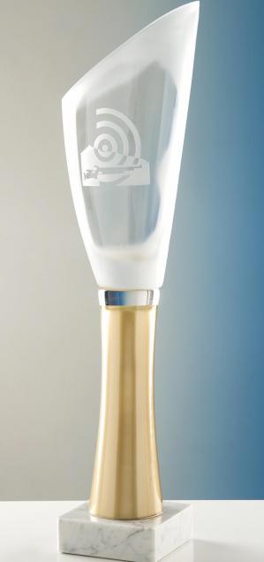 Pokal, Weißglas, Vasenform, klar-teilsatiniert, farbige Fußsäule, auf Marmorsockel