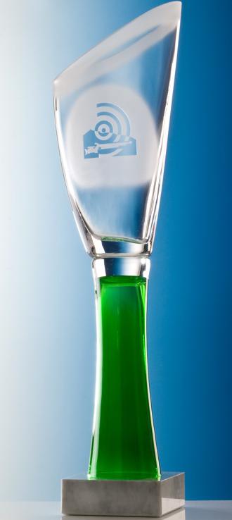 Pokal, Weißglas, Vasenform, klar-teilsatiniert, farbige Fußsäule, auf Marmorsockel