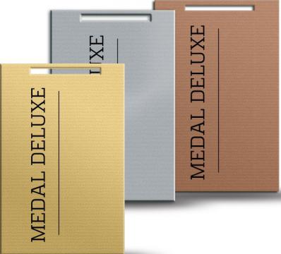 Medaille, Metall, rechteckig, poliert in gold, silber und bronze, schwer, mit Halsband