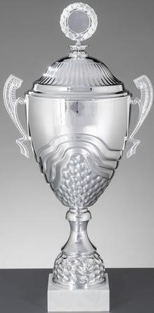 Pokal, groß, silberfarben, Henkel mit Deckel, auf hellem Marmorsockel