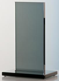 Trophäe, Rauchglas, Rückseite schwarz lackiert (nicht durchschimmernd), auf Glassockel