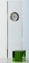 Trophäe, Optiwhiteglas, Uhr, schlichte Platte, grüner Glaswürfel
