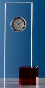 Trophäe, Optiwhiteglas, Uhr, schlichte Platte, roter Glaswürfel