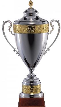 Pokal, versilbert, goldene Bordüre, Deckel mit goldener Eichelfahne, Henkel, Holzsockel
