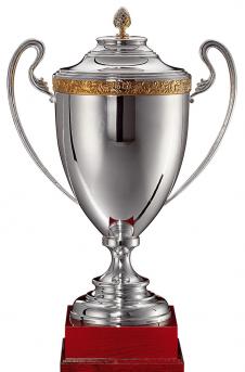 Pokal, versilbert, Bordüre, Deckel mit goldener Eichelfahne, Henkel, Holzsockel