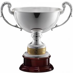 Pokal, versilbert, Bordüre, Henkel, Holzsockel