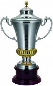 Pokal, versilbert, Deckel mit goldener Eichelfahne, goldenes Unterteil, Henkel, Holzsockel