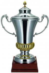Pokal, versilbert, Deckel mit goldener Eichelfahne, goldenes Unterteil, Henkel, Holzsockel