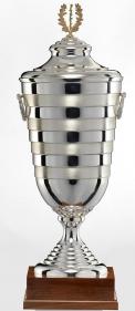 Pokal, versilbert, abgestuft, matt/poliert wechselnd, Griffe, Deckel mit goldener Fahne, Holzsockel (Italien)