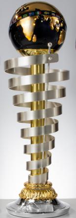 Pokal, gold-silberfarben, Weltkugel blau-goldfarben auf goldener Stehle umgeben von einem Metallband