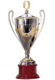 Pokal, versilbert, konisch, Deckel, Henkel, Holzsockel (Italien)