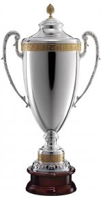 Pokal, versilbert, konisch, goldene Bordüre, Deckel, Henkel, Holzsockel (Italien)