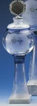 Pokal, Klarglas, Kugel auf Glassäule, Deckel mit Fahne, auf Marmorsockel