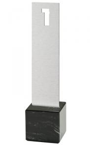 Trophäe, Edelstahlplatte gebürstet mit Zahlenkontur auf Marmorsockel