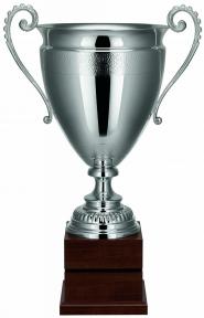 Pokal, versilbert, poliert, Struktur-Bordüre, Henkel, Holzsockel (Italien)