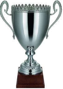 Pokal, versilbert, Kelchform, Rand mit Zinnendekor, Henkel, Holzsockel (Italien)