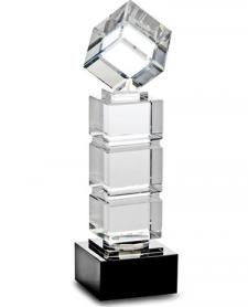 Glastrophäe, Würfelsäule, klar auf schwarzem Glassockel
