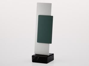 Trophäe, 2tlg. Aluminiumplatten, 1,5 mm, Eloxalqualität, silberfarben und grün (rechteckig)auf Marmorsockel, 8x8x3 cm