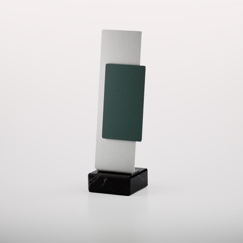 Trophäe, 2tlg. Aluminiumplatten, 1,5 mm, Eloxalqualität, silberfarben und grün (rechteckig)auf Marmorsockel, 8x8x3 cm